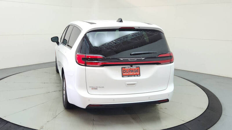 2027 Chrysler Pacifica Select