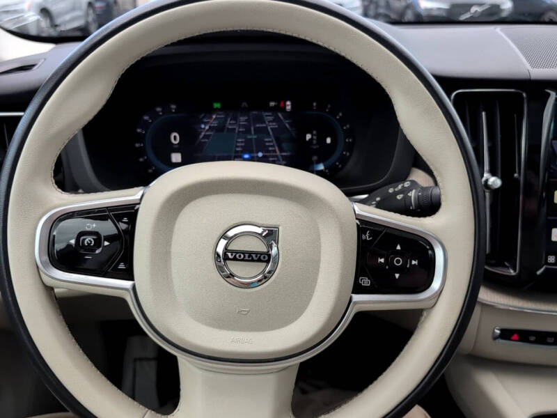 2023 Volvo XC60 B5 Plus Dark Theme