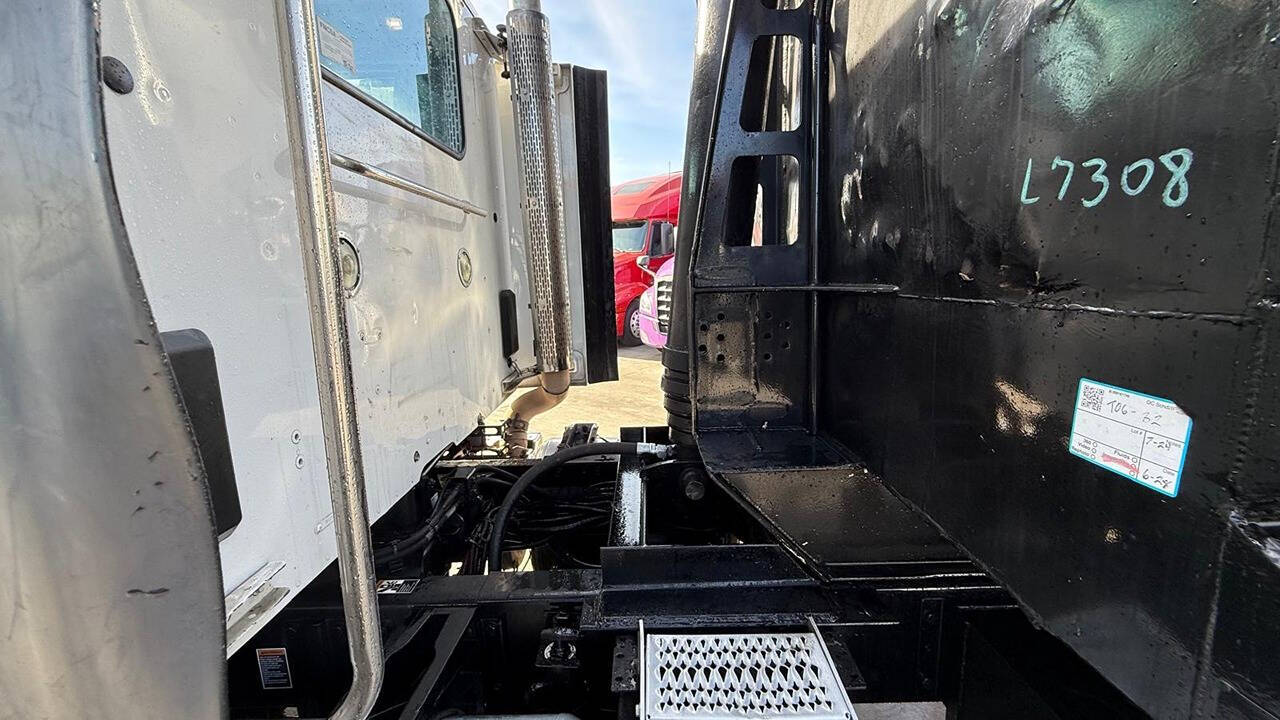 2018 PETERBILT 579 SUPER 10 DUMP TRUCK 18' NEW BODY for sale at KING TRUCK TRAILER SALES in Bakersfield, CA