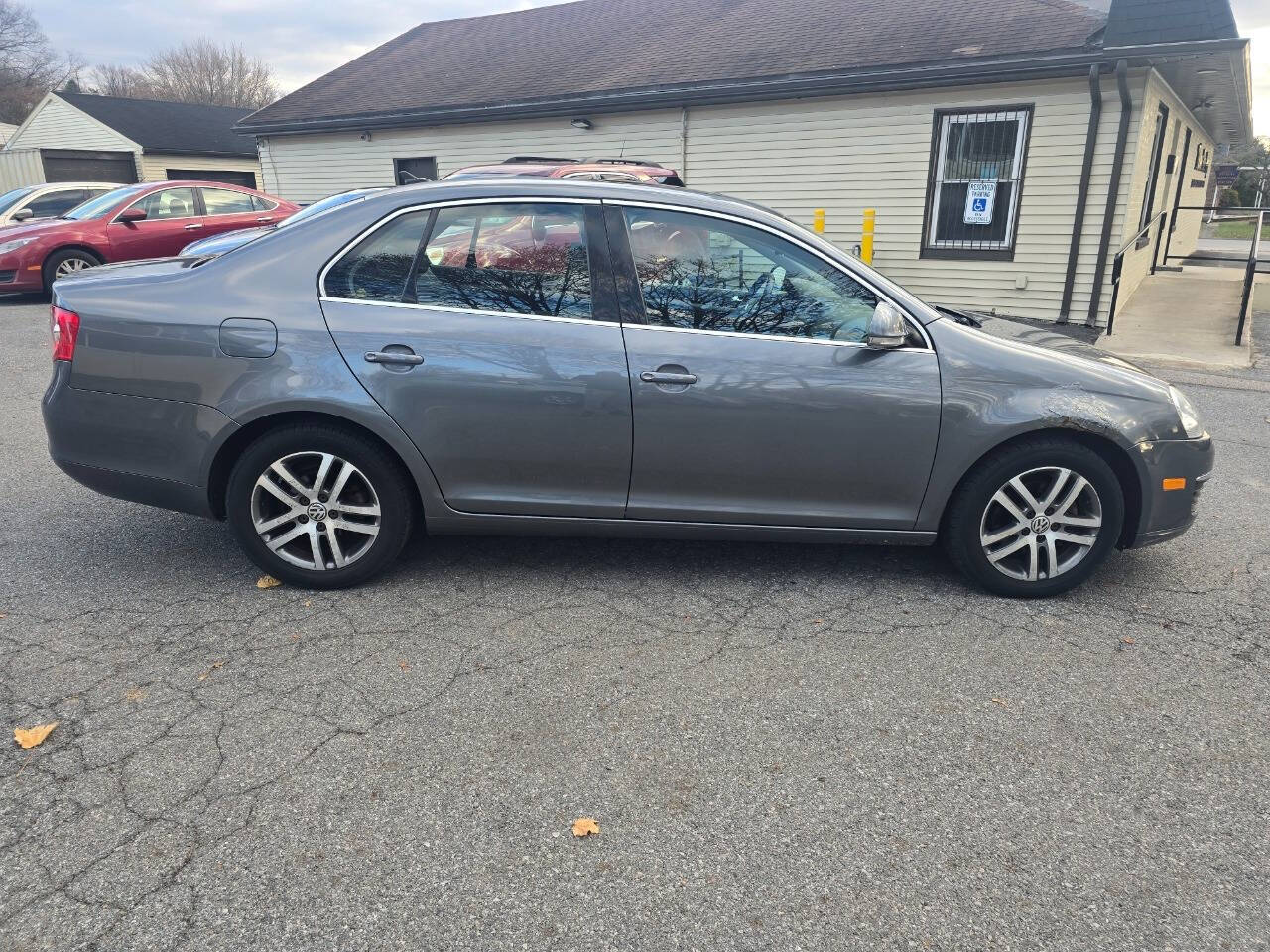 2006 Volkswagen Jetta for sale at QUEENSGATE AUTO SALES in York, PA