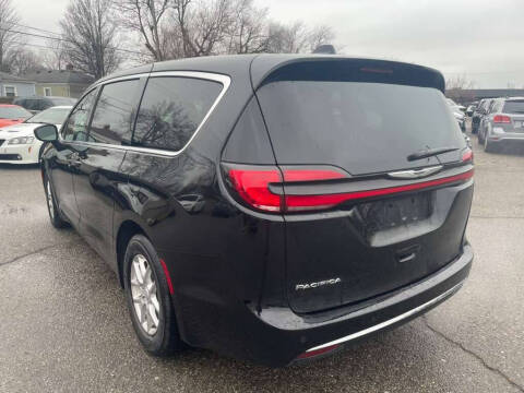 2025 Chrysler Pacifica Select