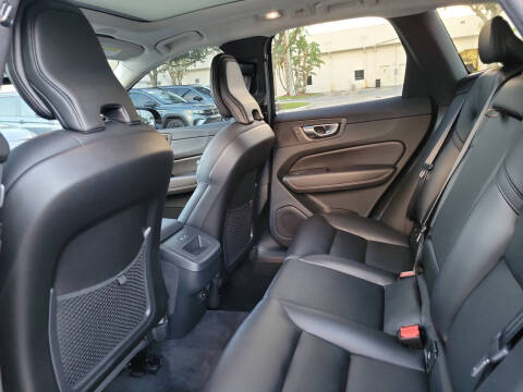 2024 Volvo XC60 B5 Core Dark Theme