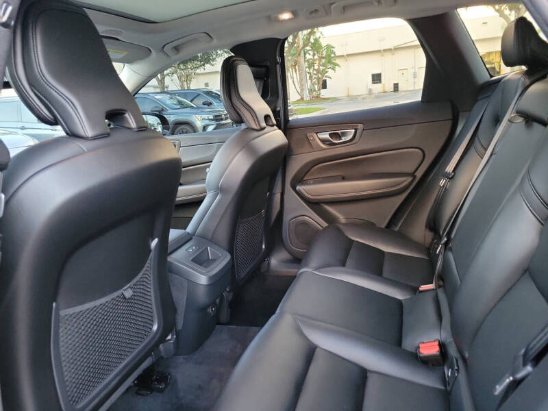 2024 Volvo XC60 B5 Core Dark Theme