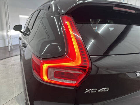 2022 Volvo XC40 T5 R-Design