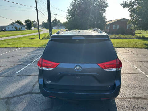 2013 Toyota Sienna LE 8-Passenger