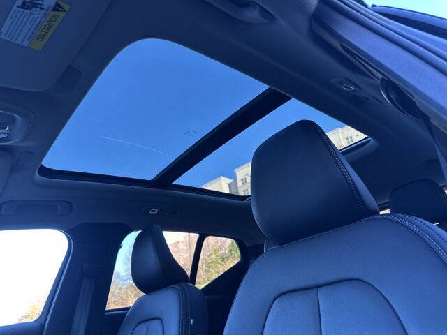 2025 Volvo XC40 B5 Core Bright Theme