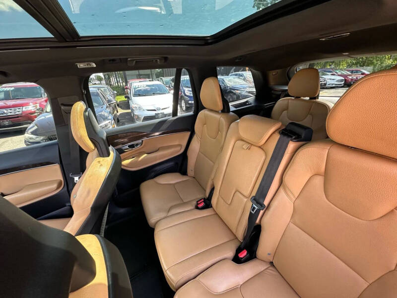 2016 Volvo XC90 T6 Momentum