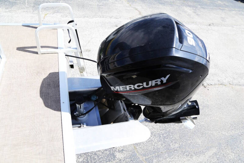 2020 Sun Tracker PANTOON BOAT