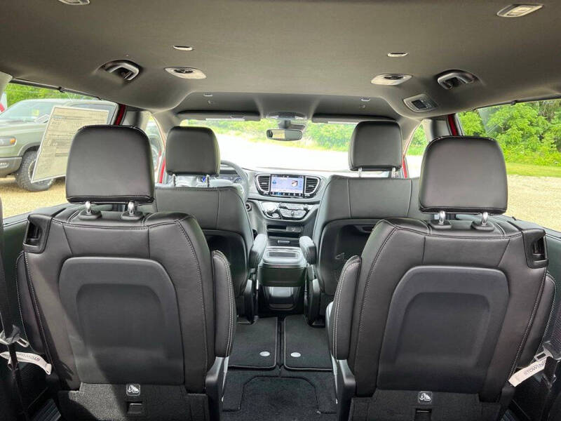 2027 Chrysler Pacifica Select