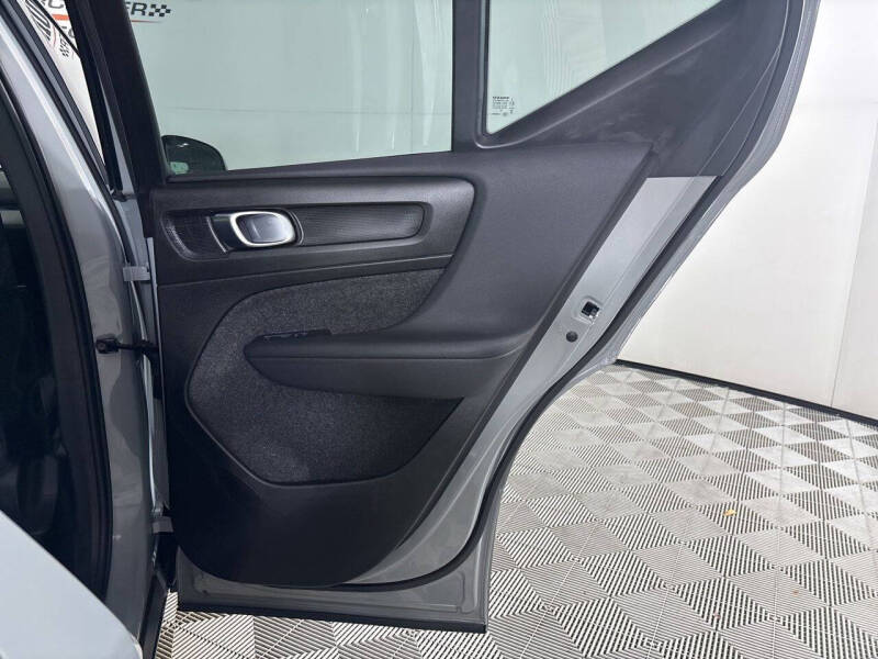 2024 Volvo XC40 B5 Ultimate Dark Theme