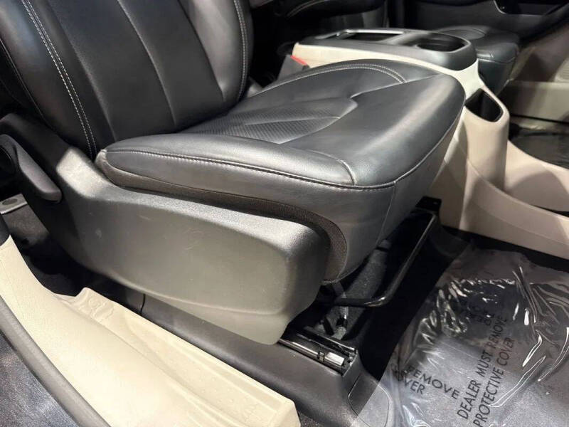2024 Chrysler Pacifica Plug-In Hybrid Select