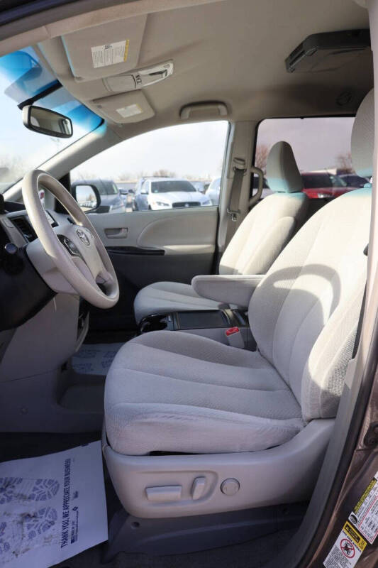 2014 Toyota Sienna LE 7-Passenger Auto Access Seat