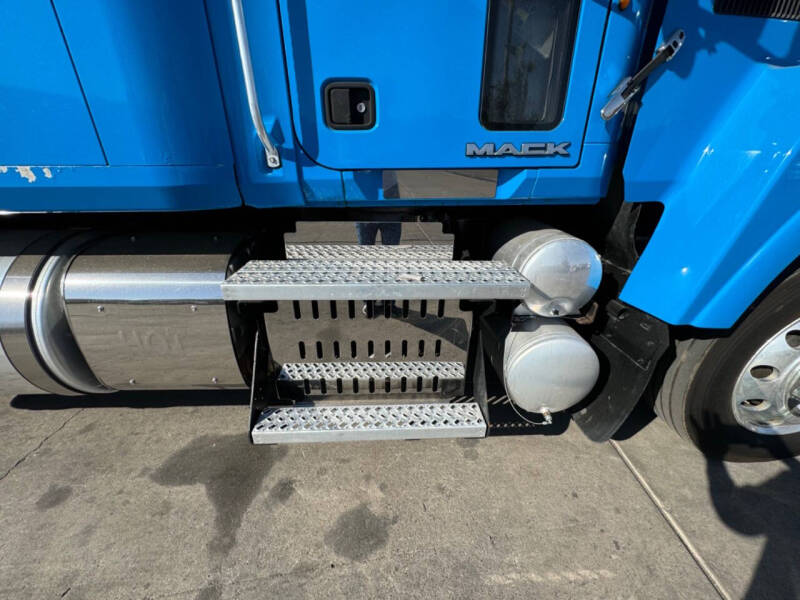 2012 Mack CHU613 With Wet Kit