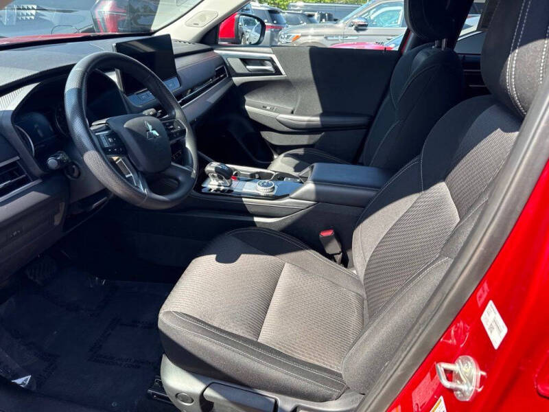 2025 Mitsubishi Outlander ES