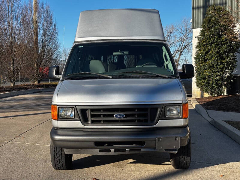 2005 Ford Econoline Wagon XL photo 2