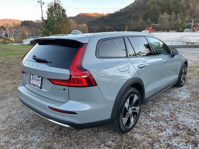 2024 Volvo V60 Cross Country B5 Plus