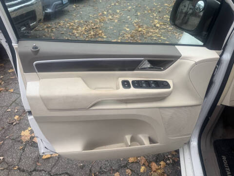 2010 Volkswagen Routan SE