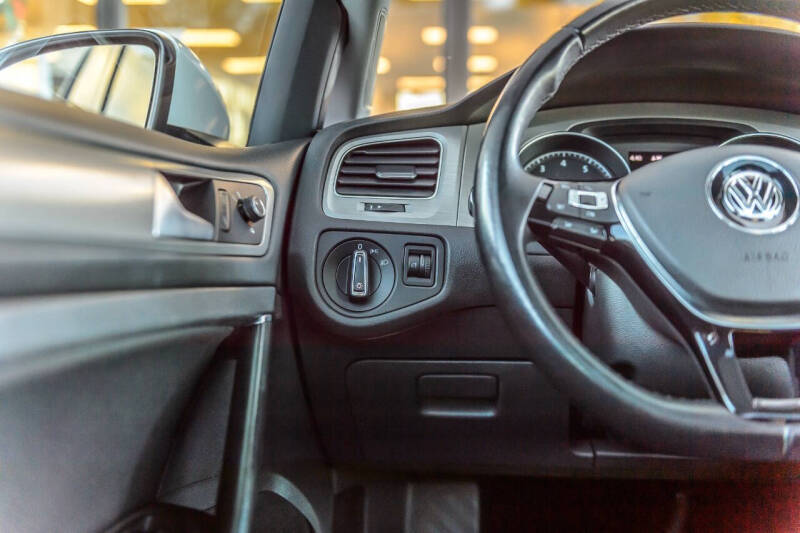 2016 Volkswagen Golf TSI S