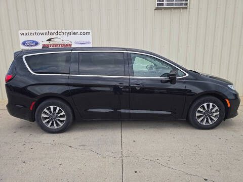 2024 Chrysler Pacifica Plug-In Hybrid Select Photo