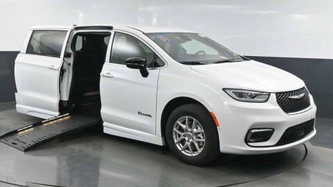 2025 Chrysler Pacifica Select