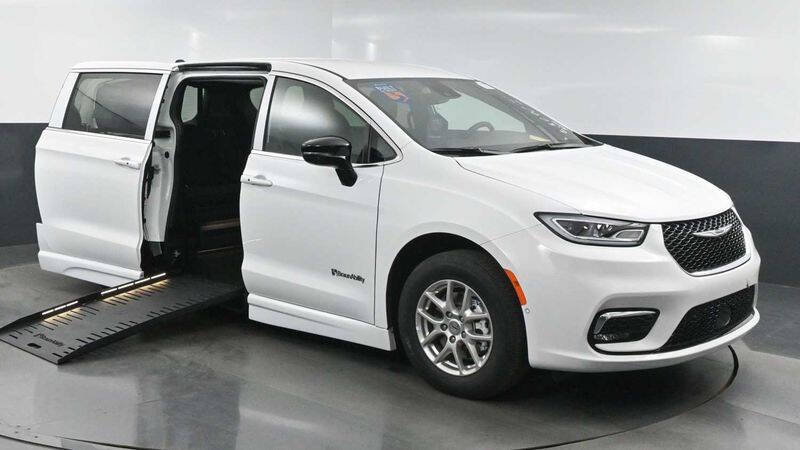 2025 Chrysler Pacifica Select's photo
