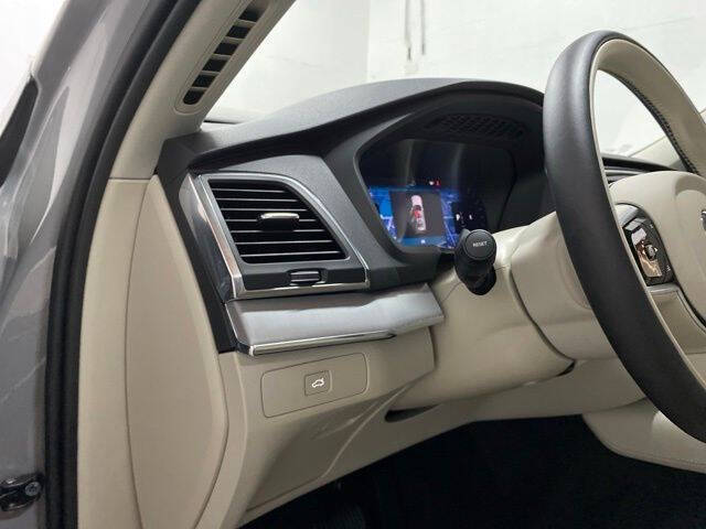 2025 Volvo XC90 B5 Core Bright Theme