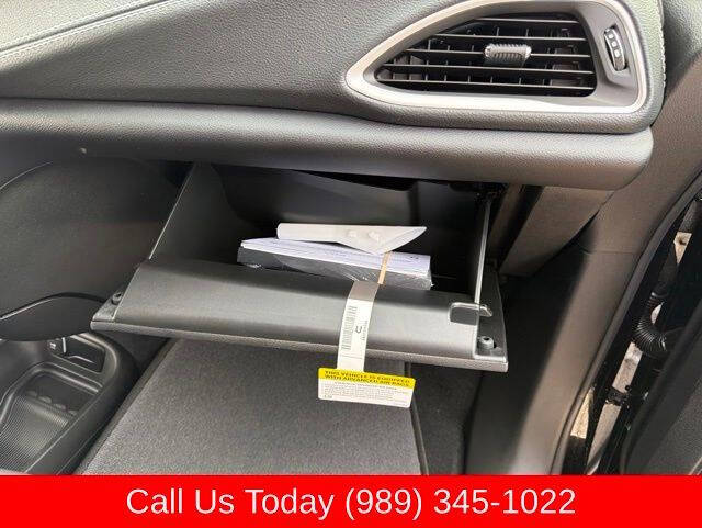 2027 Chrysler Pacifica Select