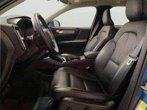 2025 Volvo XC40 B5 Plus Bright Theme