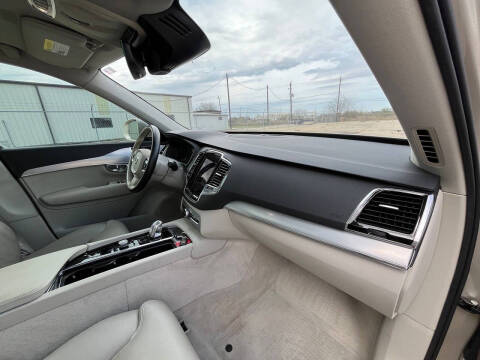 2016 Volvo XC90 T8 eAWD Momentum