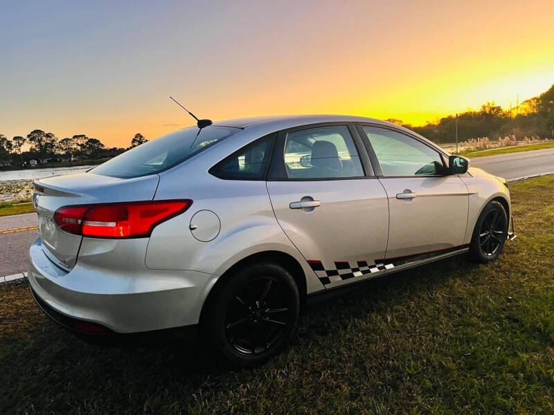 2016 Ford Focus SE photo 2