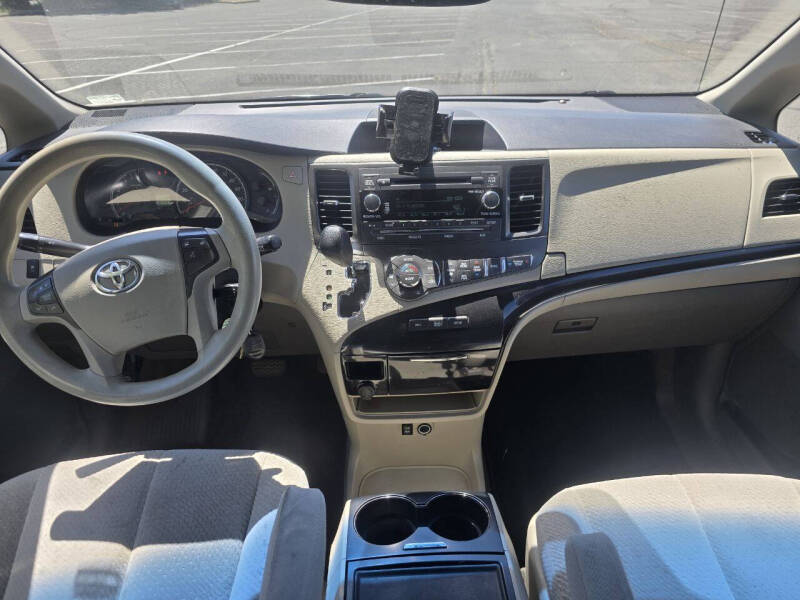 2014 Toyota Sienna LE 8-Passenger
