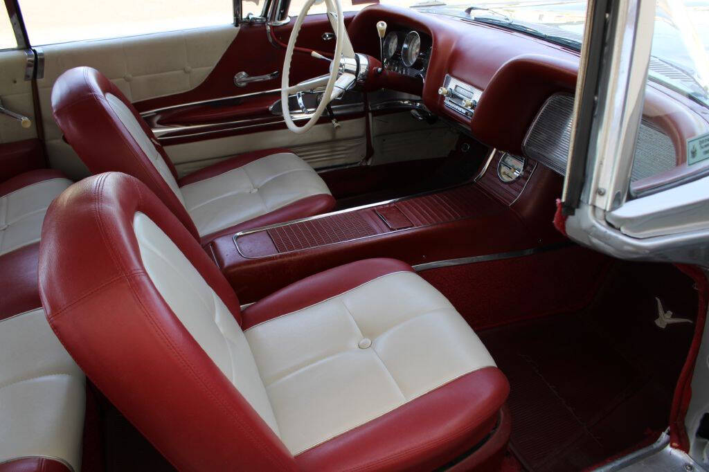 1960 Ford Thunderbird 12