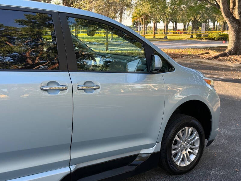 2016 Toyota Sienna XLE 7-Passenger Auto Access Seat