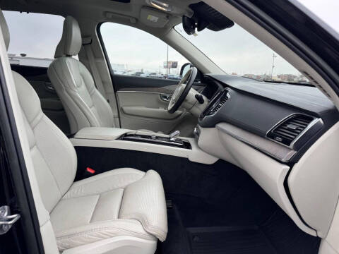 2023 Volvo XC90 Recharge T8 Ultimate Bright Theme 6P