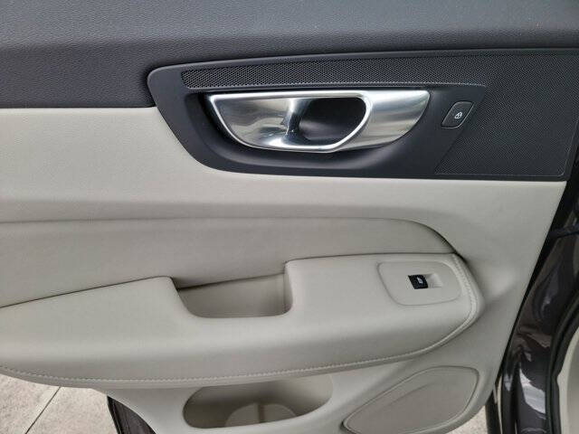 2023 Volvo XC60 B5 Plus Dark Theme