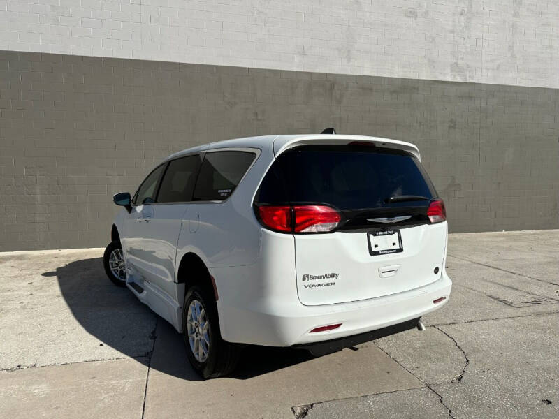 2022 Chrysler Voyager LX