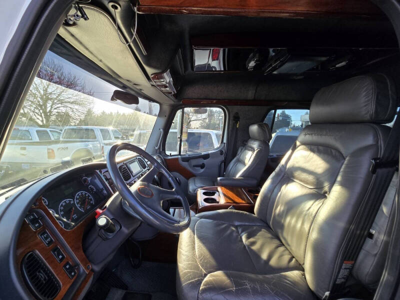 2005 Freightliner M2 106