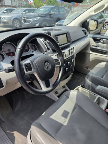 2012 Volkswagen Routan SE