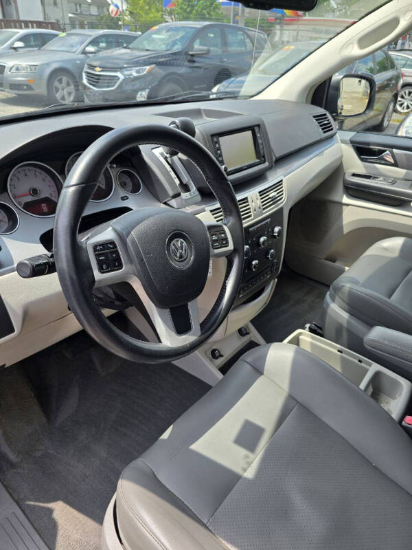 2012 Volkswagen Routan SE