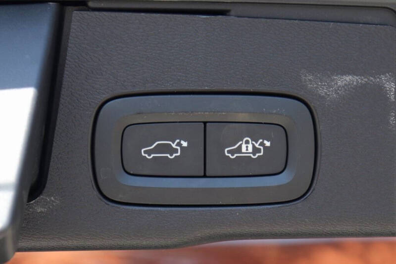 2024 Volvo XC60 B5 Core Dark Theme