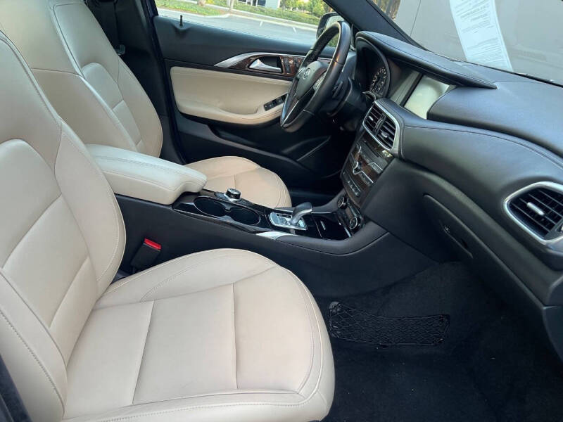 2017 Infiniti QX30 Premium