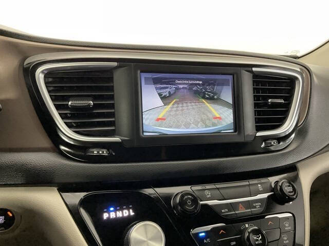 2022 Chrysler Voyager LX