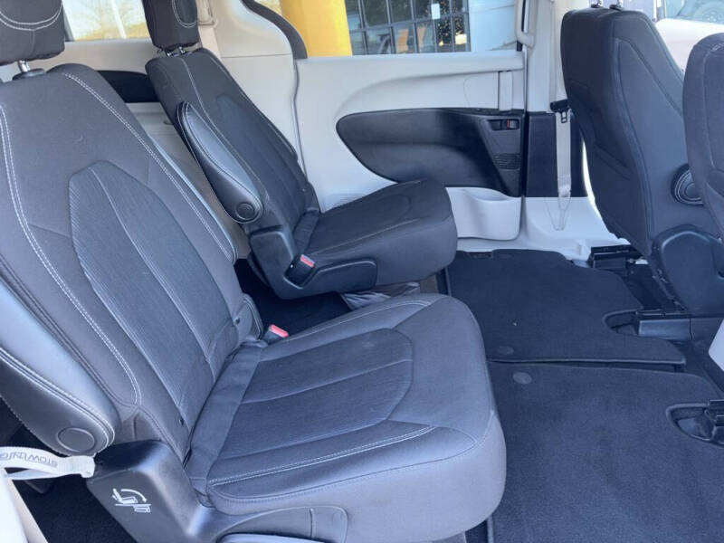 2021 Chrysler Voyager LX