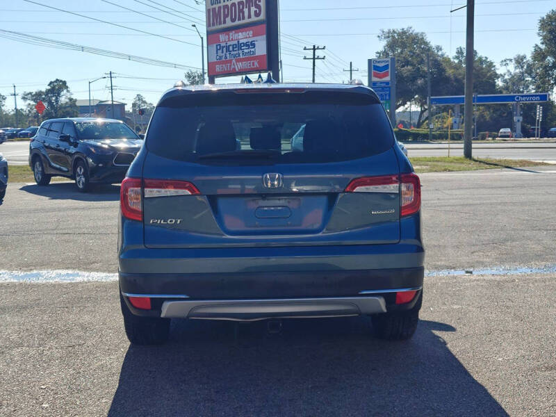 2020 Honda Pilot Touring w/Rear Captain's Chairs