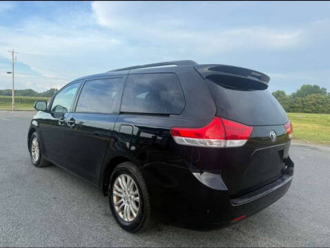 2011 Toyota Sienna XLE 7-Passenger Auto Access Seat