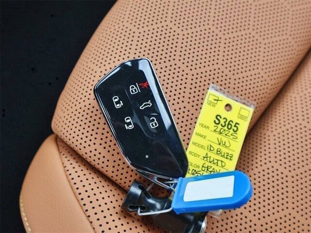 2025 Volkswagen ID. Buzz Pro S Plus 4Motion