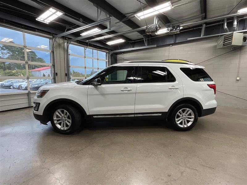 White 2017 Ford Explorer XLT XLT 4dr SUV 2
