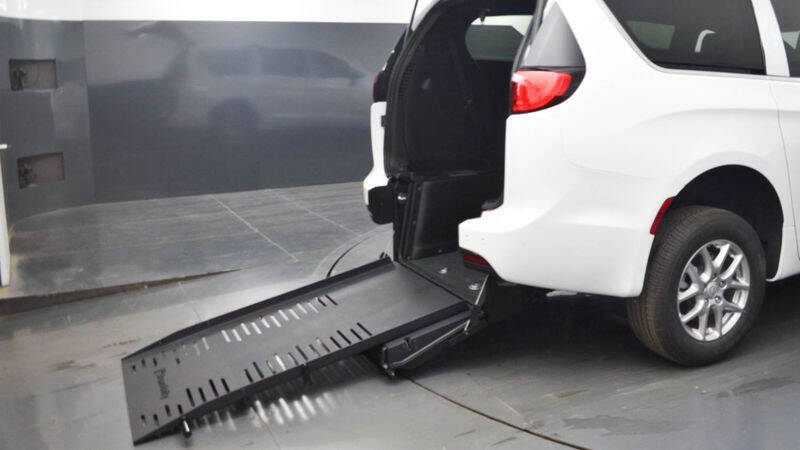 2025 Chrysler Voyager LX's photo