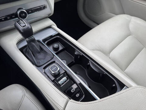 2016 Volvo XC90 T5 Momentum