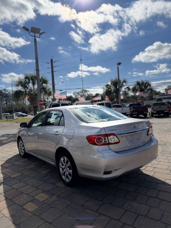 2013 Toyota Corolla LE photo 3